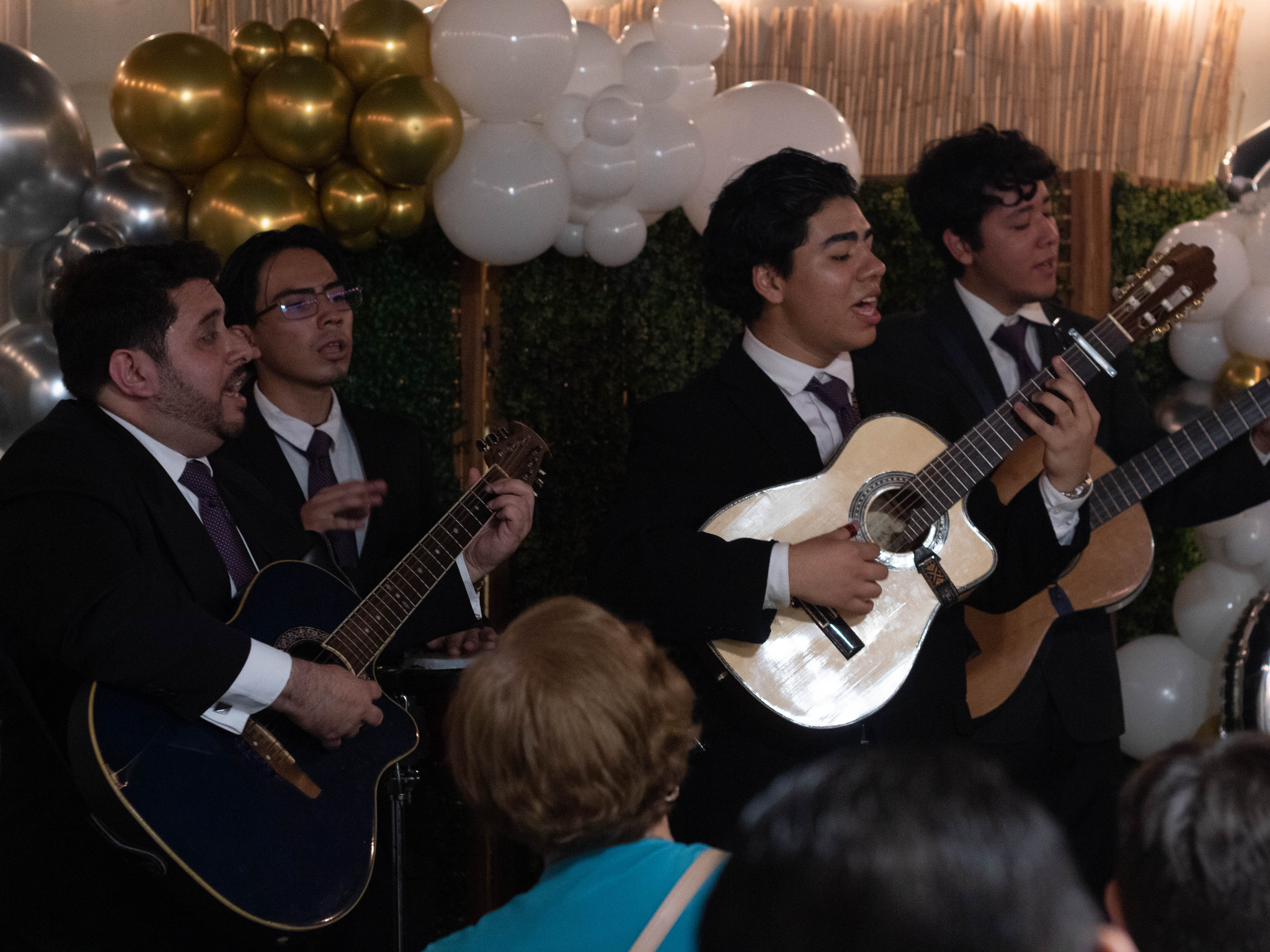 Trio interpretando boleros